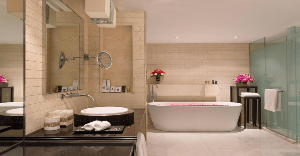 luxurios hotel room bathroom with bathtub